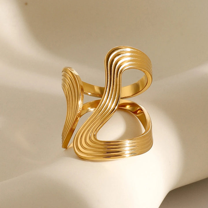 Golden Wave Ring detail